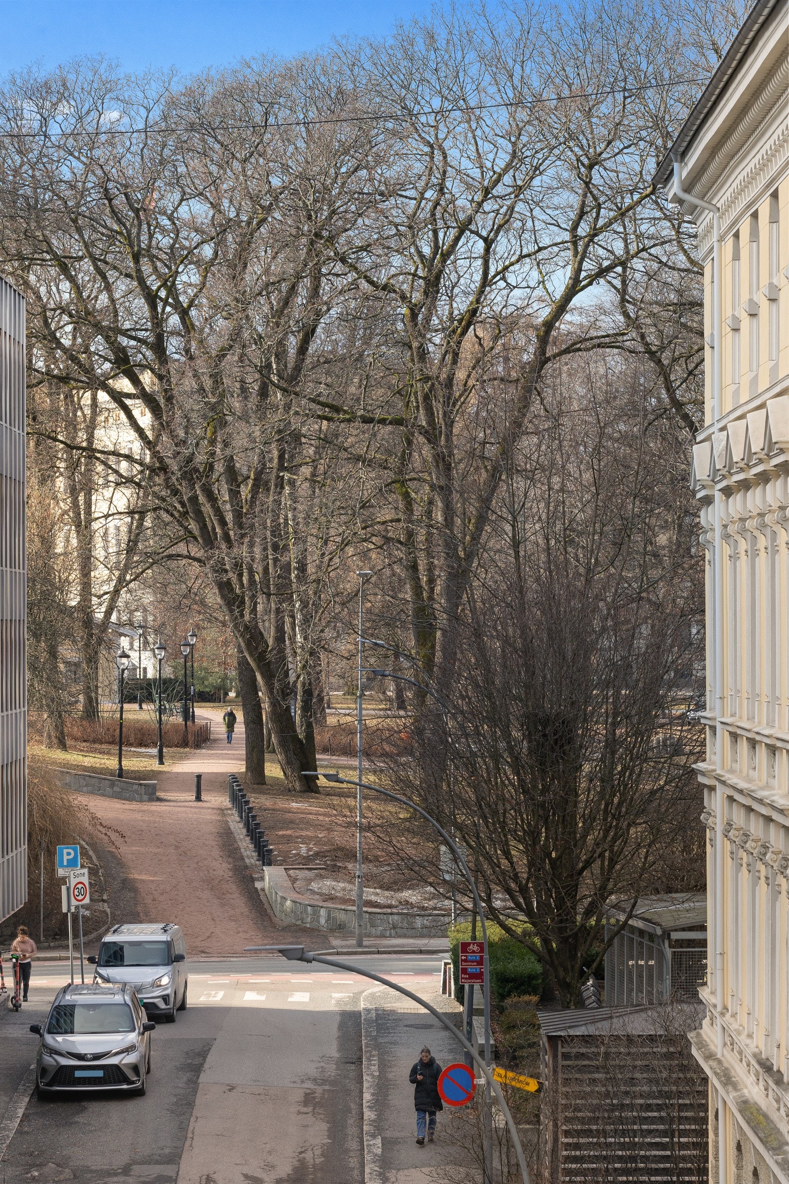 Beliggende i den attraktive Sven Bruns gate, kan man enkelt nå Bogstadveien med sine shoppingmuligheter og uteliv, samt nærliggende fotballbane, treningssenter og kollektivtilbud. Galleribilde