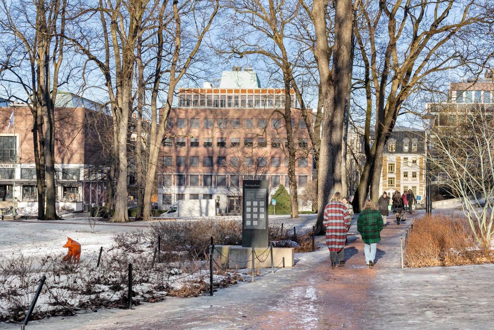 Flere flotte parkanlegg ligger i nærheten og gir gode rekreasjonsmuligheter hele året. Slottsparken er kun ett minutt unna boligen, mens Stensparken, St Hanshaugen park og Frognerparken ligger få minutters gange unna. Galleribilde