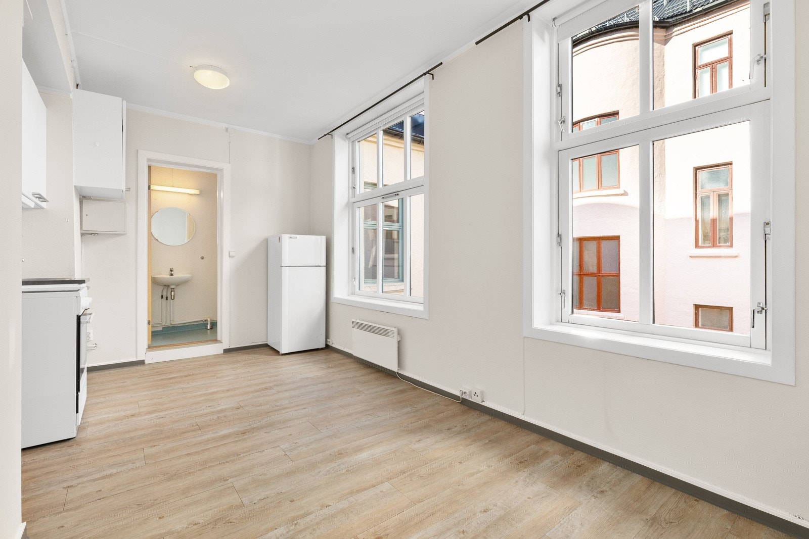 Store vindusflater som slipper inn rikelig med naturlig lys. Galleribilde