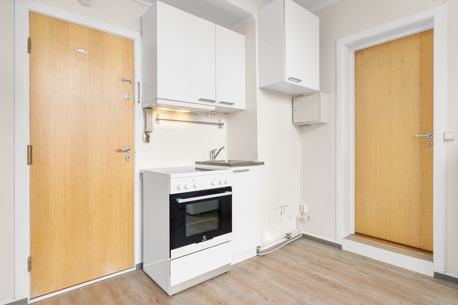 Kjøkkeninnredning med glatte fronter og laminat benkeplate med nedfelt vaskekum. Galleribilde