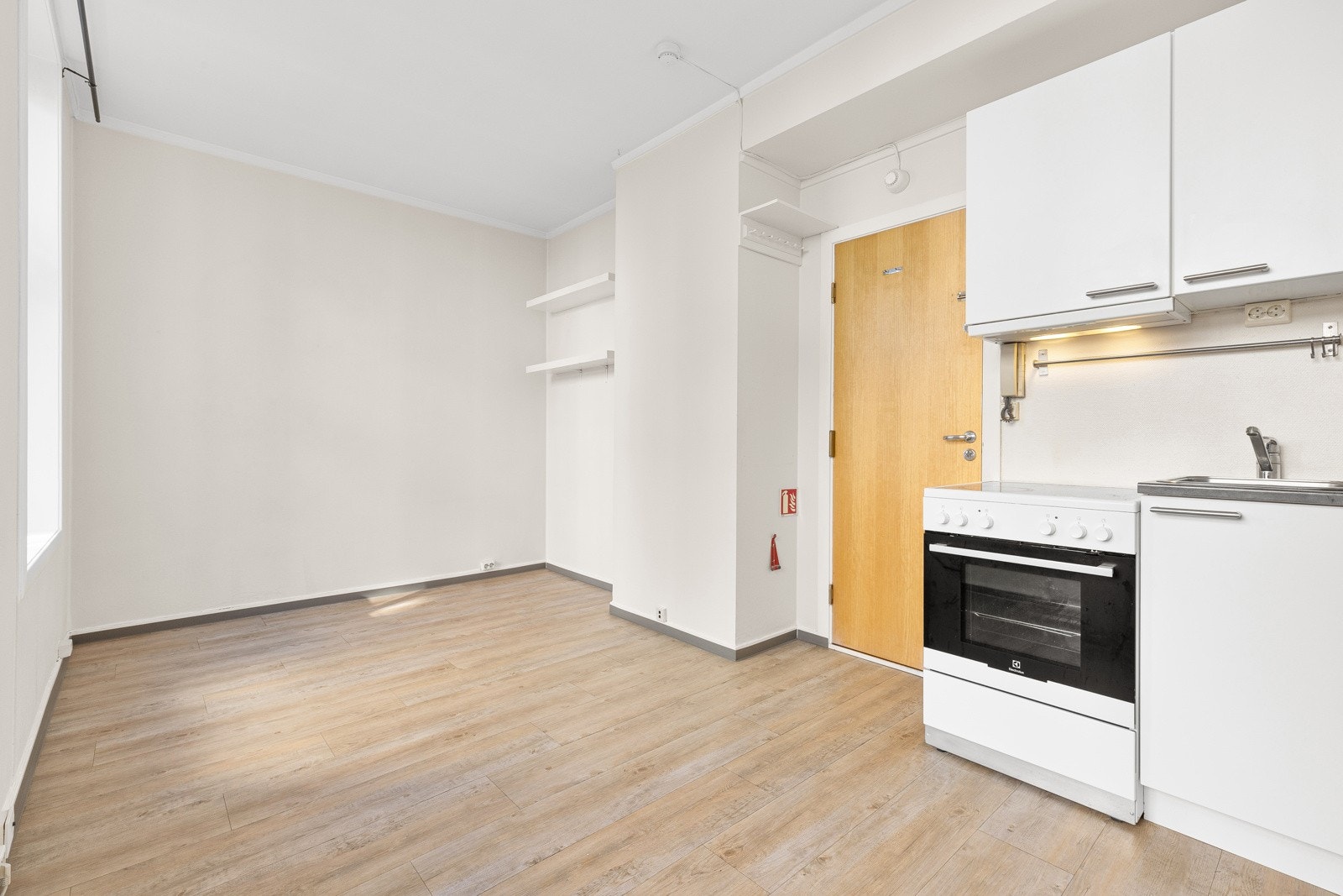 Leiligheten har en praktisk stue/kjøkkenløsning med god plass til møblering over flere soner. Galleribilde