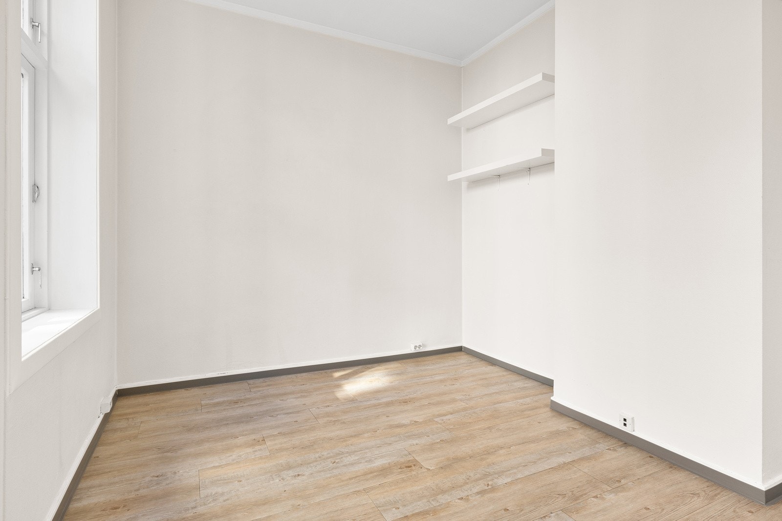 Muliget for å oprette soverom/ alkoveløsning. Leiligheten har 2 kvm bodareal som kan innlemmes i hoveddelen. Galleribilde