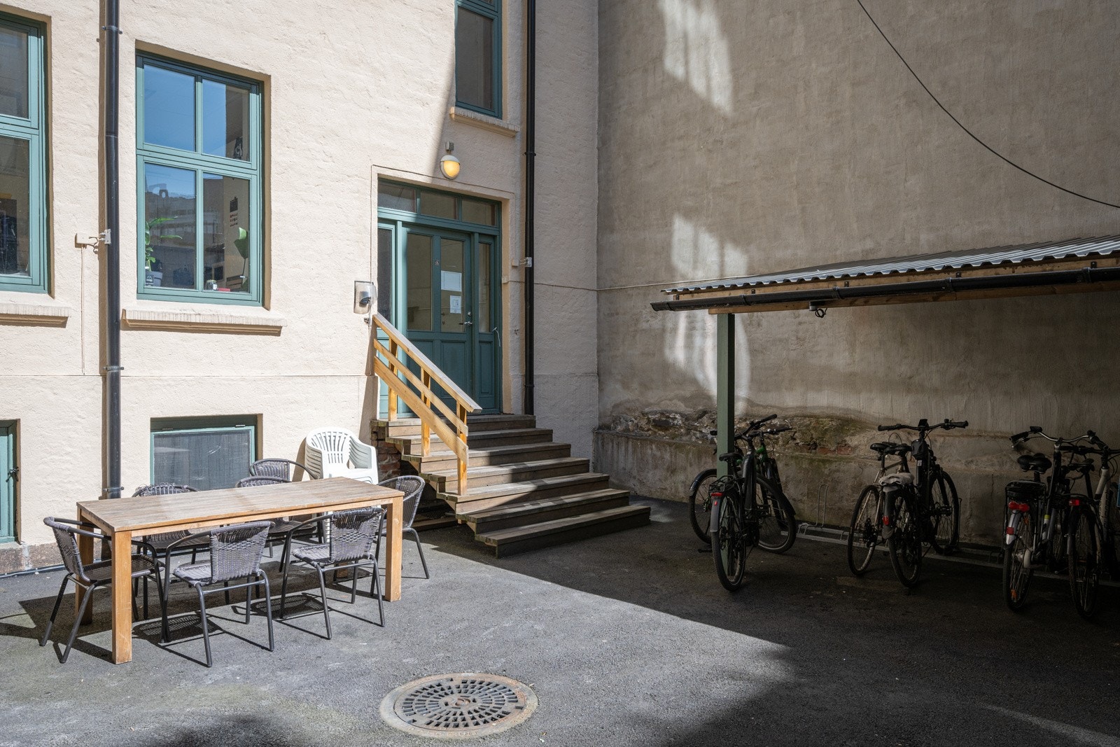 Hyggelig bakgård med sittegrupper og sykkelparkering. Galleribilde