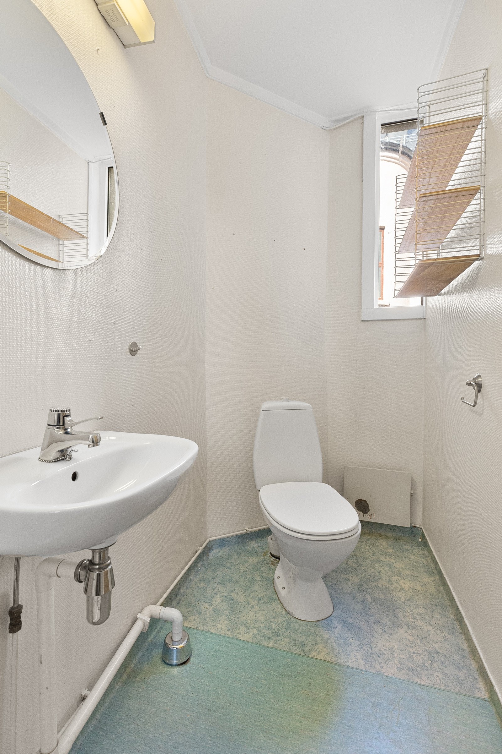 Innredet med klosett, servant og dusjkabinett. Galleribilde