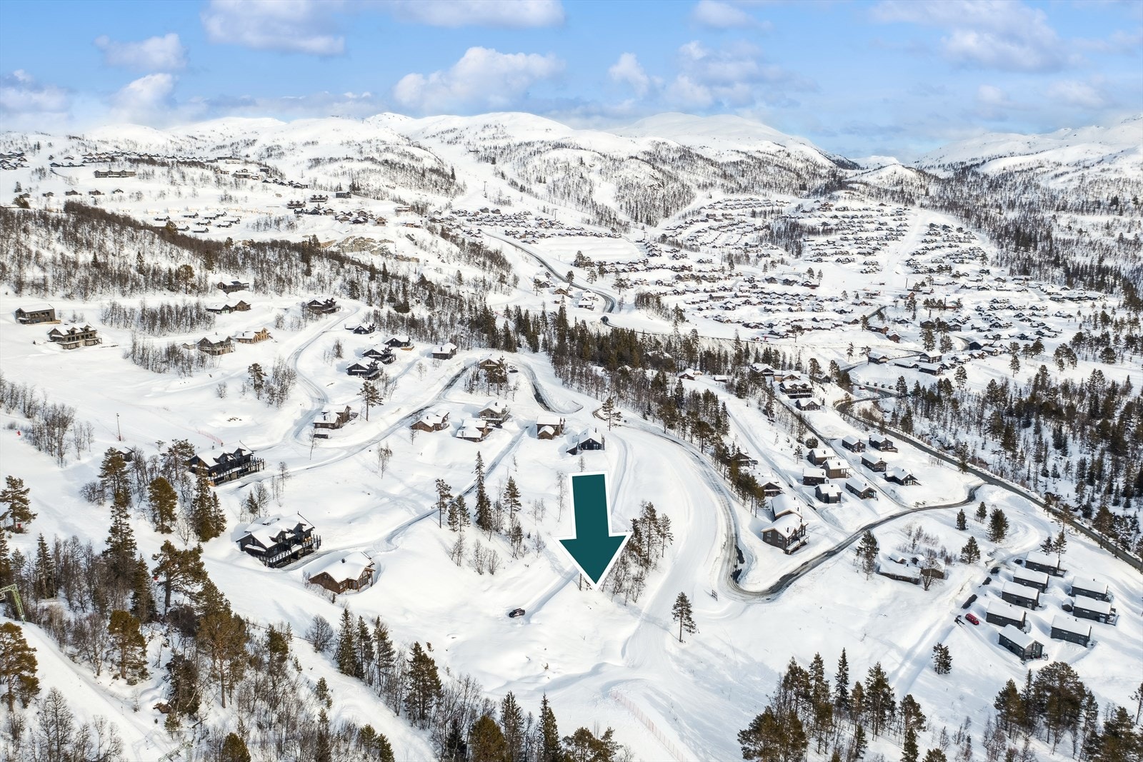 Flott utsiktstomt i blindveg, ca 880 moh. Eiendommens størrelse er 663,8kvm og er regulert til fritidsbebyggelse. Eiendommen har en BYA/utnyttelsesgrad på 25%. Galleribilde