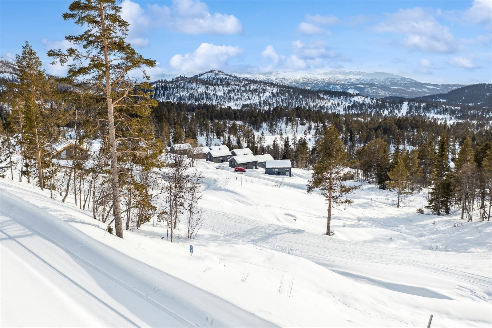 Eiendommen har flotte solforhold og en suveren utsikt. Galleribilde