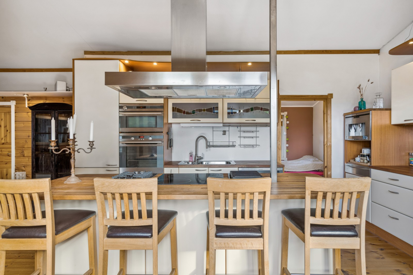 Kjøkkenøyen gir ekstra benkeplass samt et moderne preg på kjøkkenet.