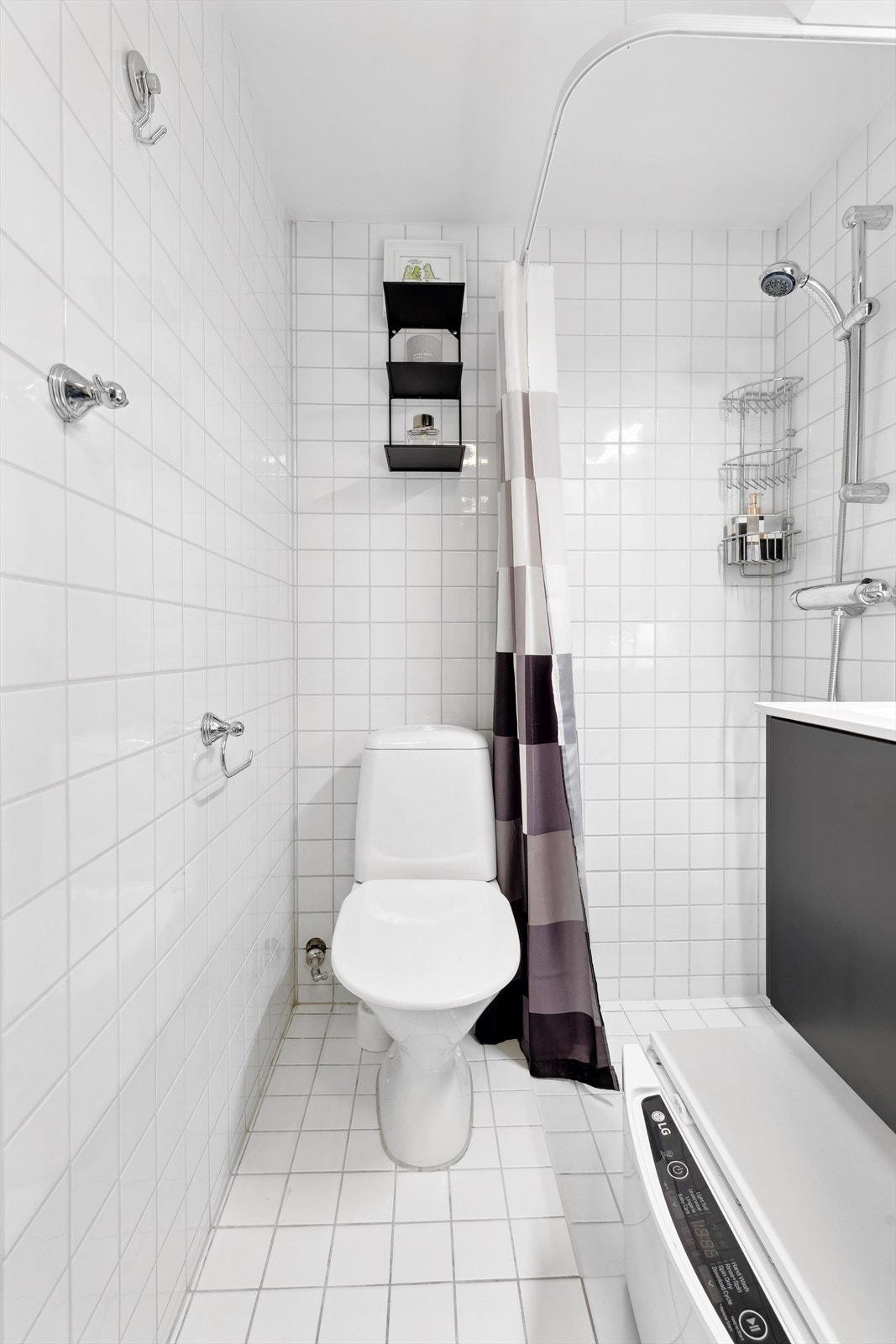 Det følger med en praktisk vaskemaskin under servantskap. Galleribilde