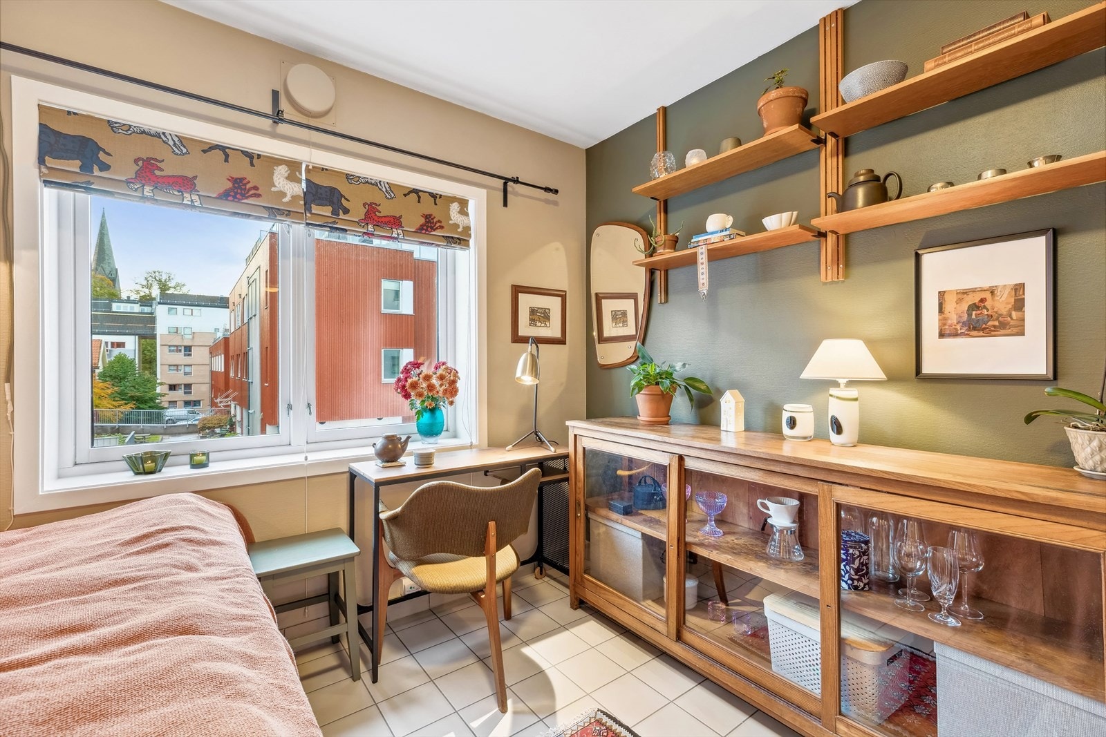 Store vindusflater slipper inn rikelig med lys i boligen. Galleribilde