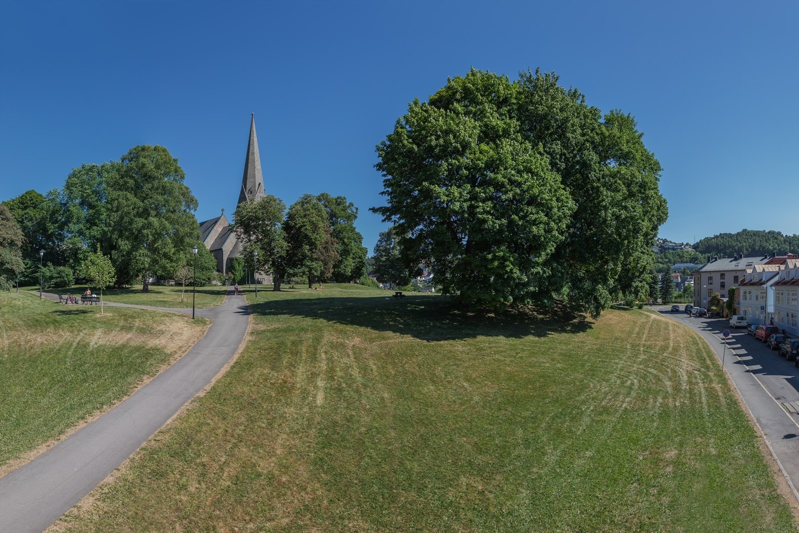 Idylliske Vålerenga park med Vålerenga kirke. Galleribilde