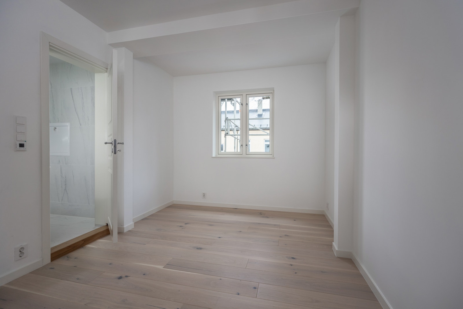 Hovedsoverom m/inngang til bad og plass til å bygge stor garderobe eller walk in-garderobe. Galleribilde