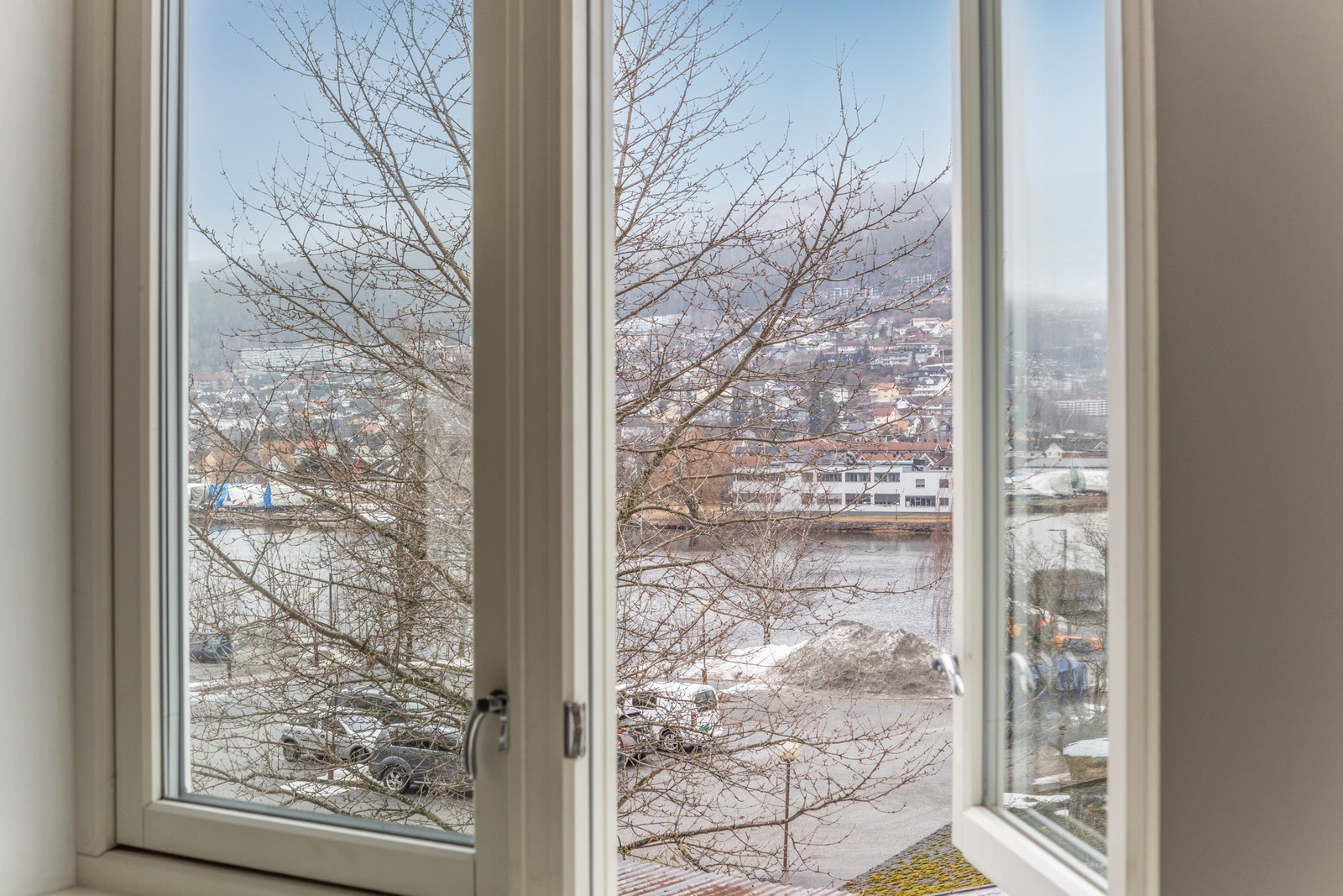 Utsikt mot vest fra et av stuevinduene. Galleribilde