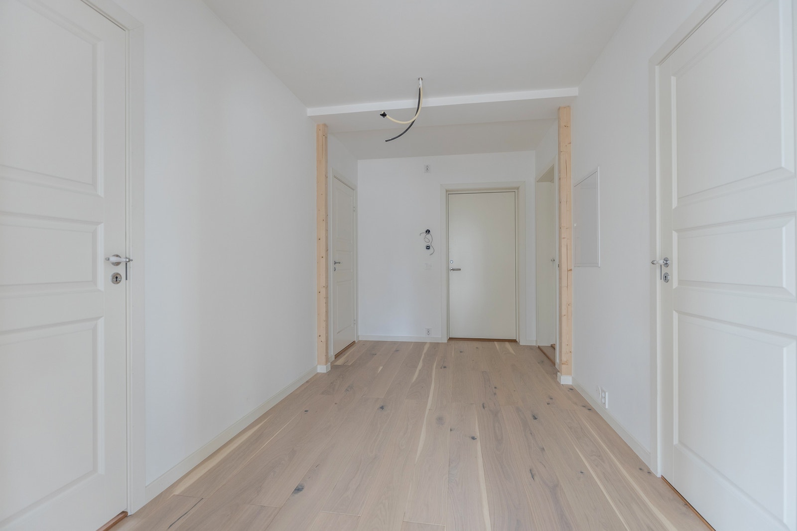 En romslig entre ønsker deg velkommen til et lyst og luftig hjem Galleribilde