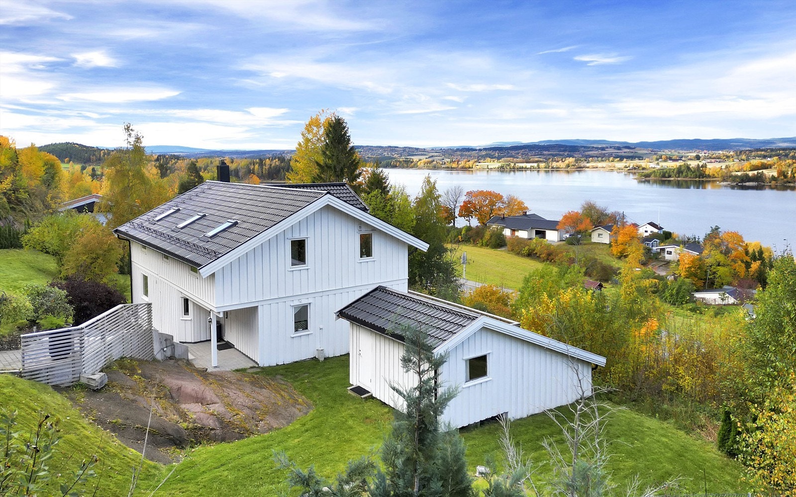 En delikat og moderne enebolig over 2 plan med solrik terrasse og fjordutsikt. Galleribilde