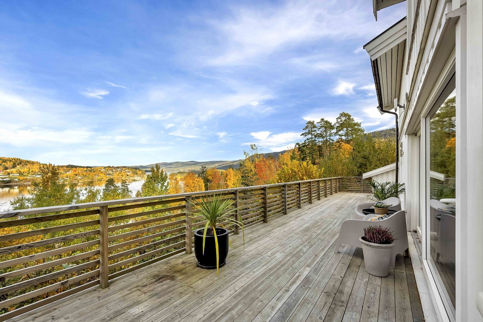 Fra stuen er det utgang til en nordvestvendt terrasse i trekonstruksjon på ca. 41 m². Galleribilde