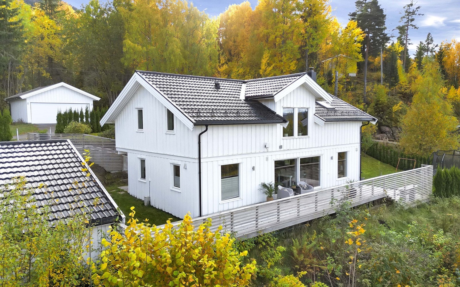 Boligen er beliggende i en blindvei, og ligger i et hyggelig boligområde. Galleribilde