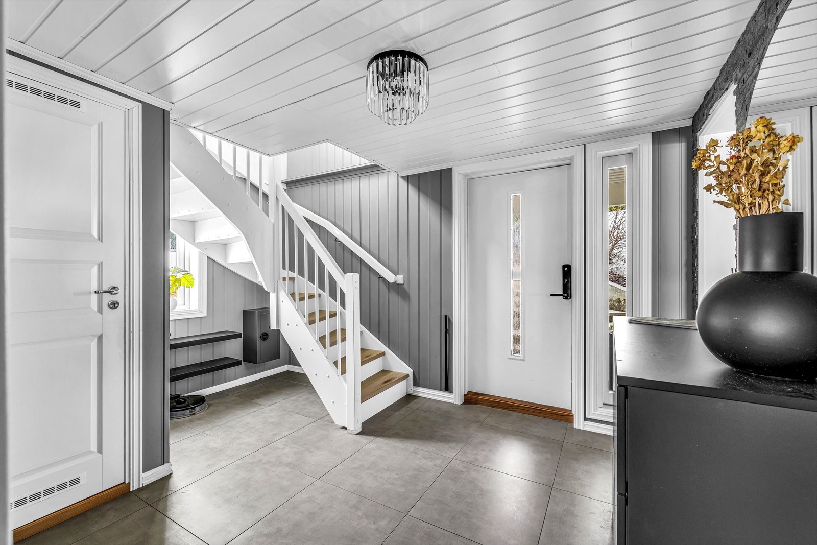 Gang/hall med flislagte gulv og malte panelvegger. Galleribilde