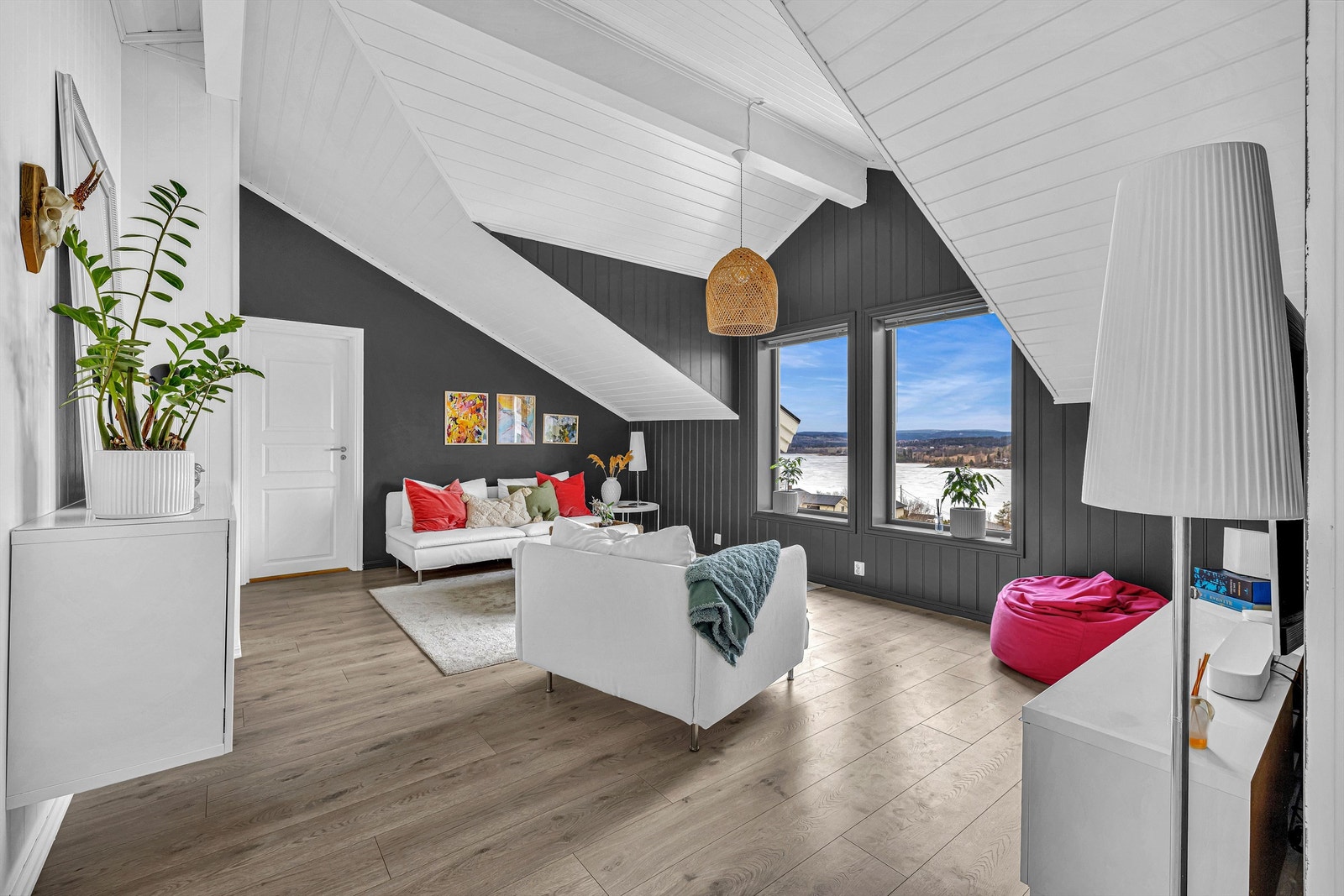 Det er også stue i 2. etg. med fantastisk utsikt gjennom de store vindusflatene. Galleribilde