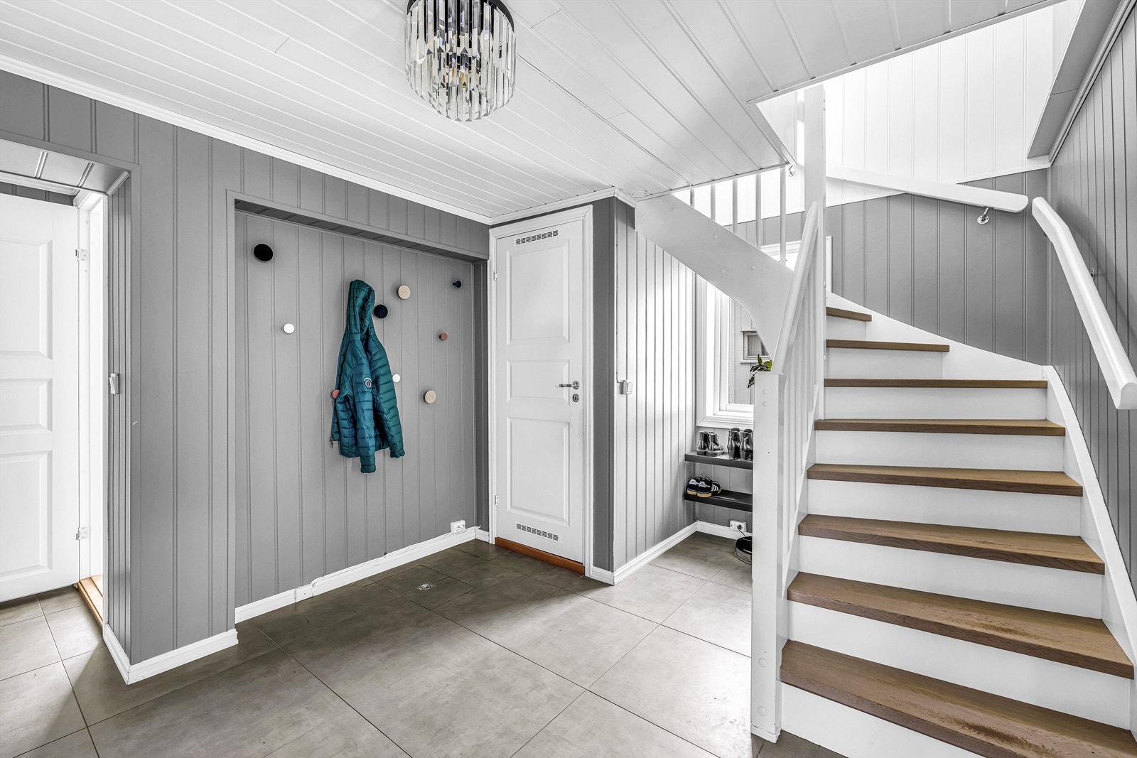 I entréen er det god plass til å sette inn garderobeløsning eller andre oppbevaringsløsninger, for øvrig kott/teknisk rom med gode lagringsmuligheter i entre. Galleribilde