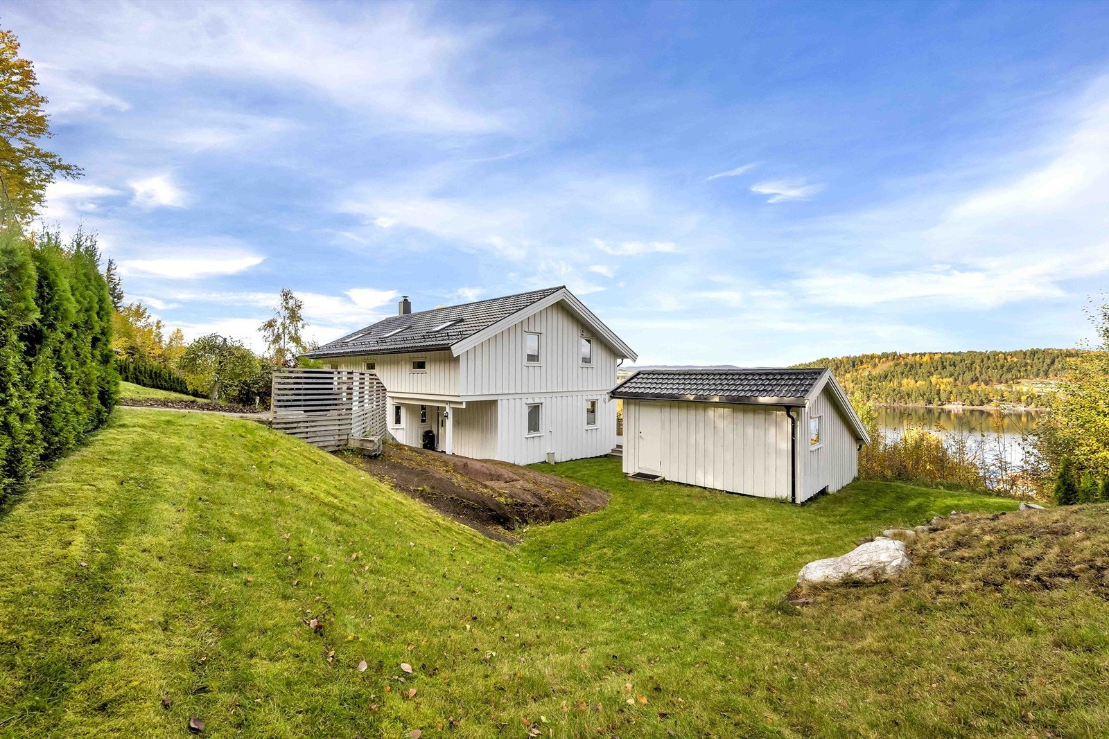 Stor tomt på litt over 1.800 kvm. Galleribilde