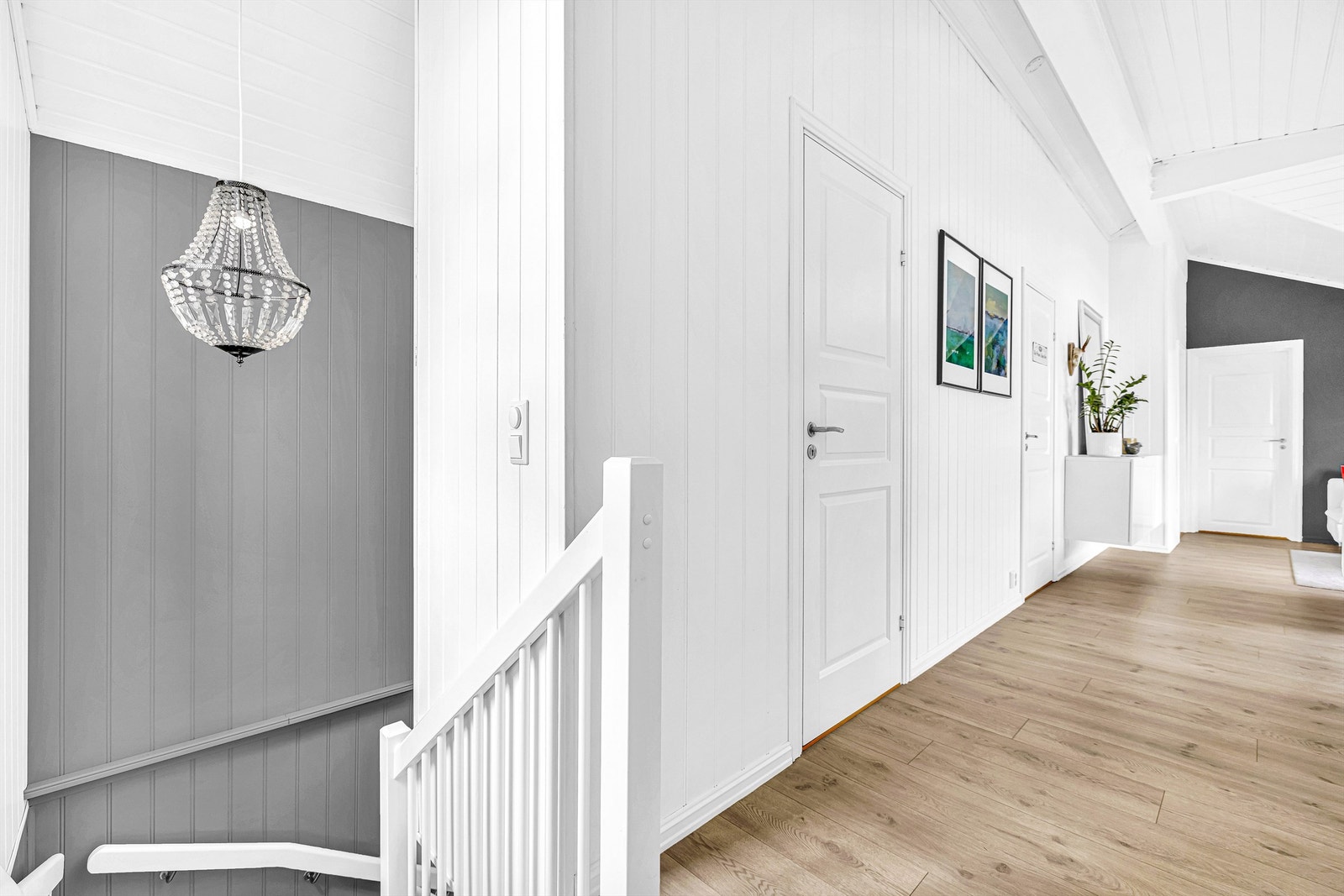 Trapp opp til 2. etg. Boligens 2. etasje består av Bad, Gang, Stue, Tre soverom, Soverom nr. 4 som i dag er innredet som omkledningsrom. Galleribilde