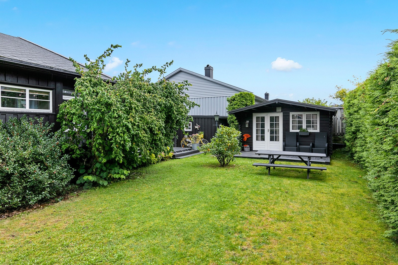 På tomta finnes også en romslig utebod til oppbevaring av hageredskaper og sportsutstyr. Galleribilde