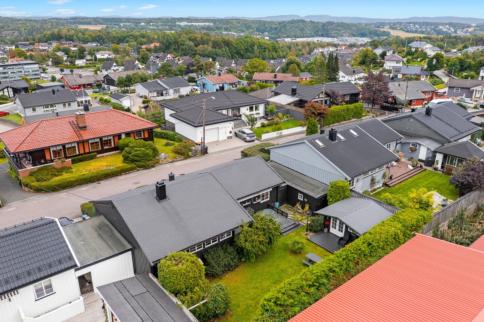 Her bor du med kort vei til Larvik sentrum, flotte turområder og kort vei til skoler og barnehager. Galleribilde