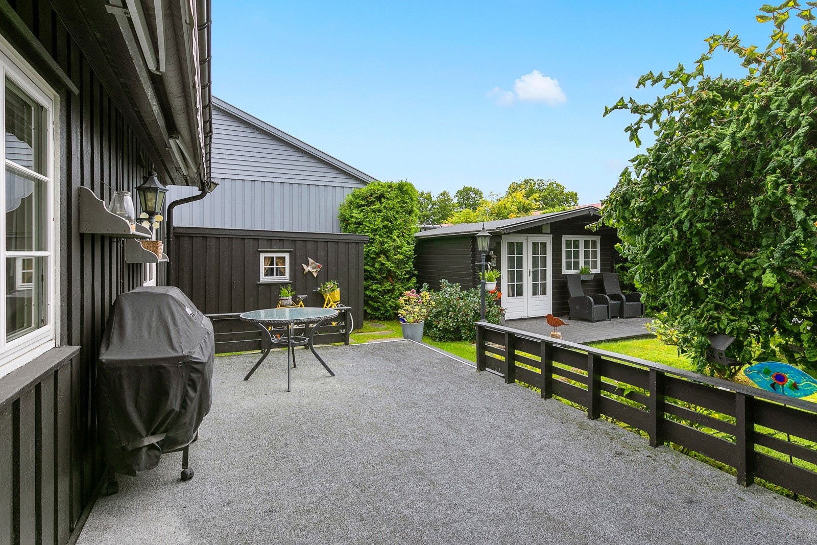 Fra stua er det utgang til en fin terrasse med god plass til det du måtte ønske av hagemøbler, grill og solseng. Galleribilde