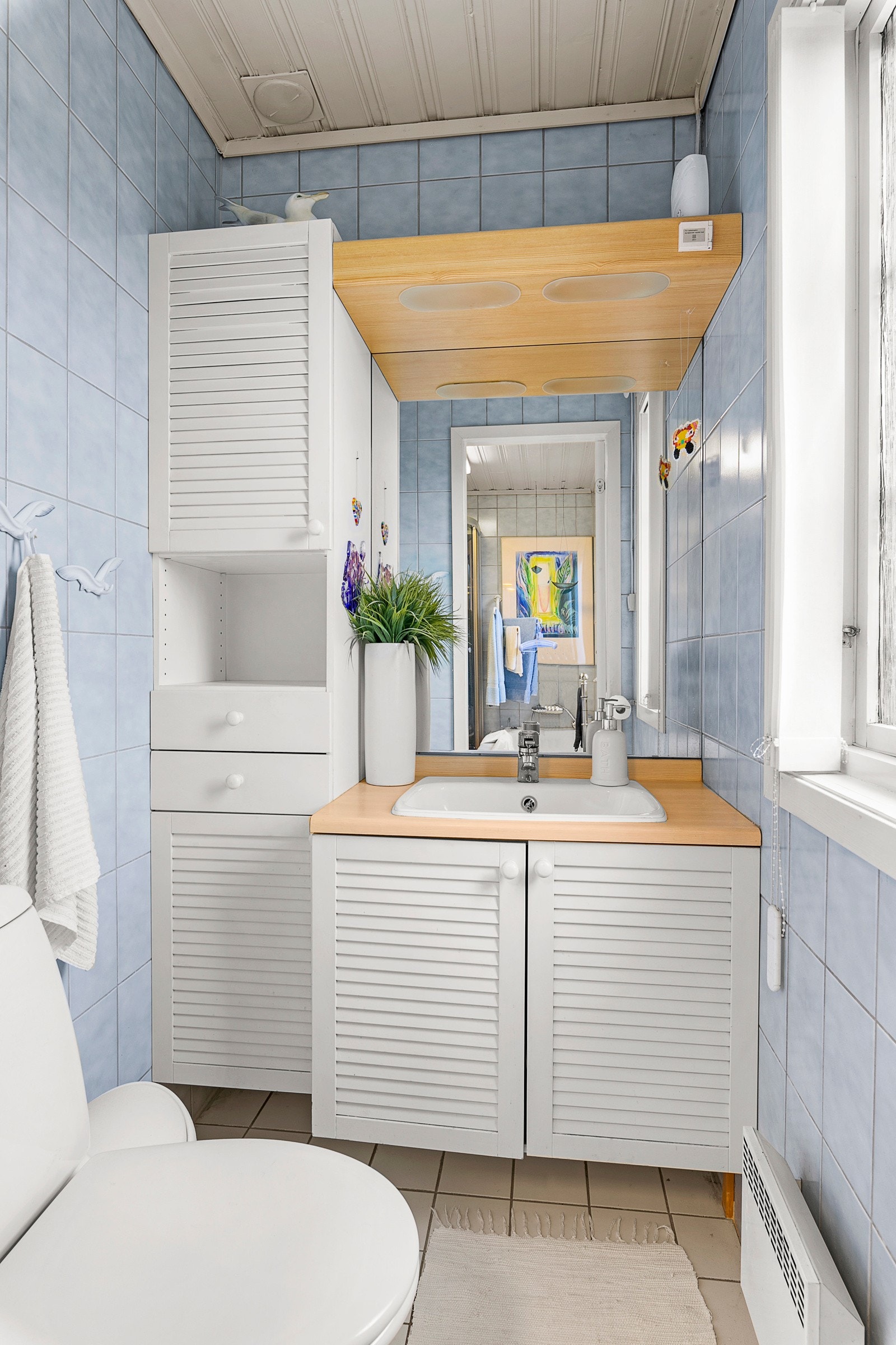 Eget toalettrom innenfor badet. Galleribilde