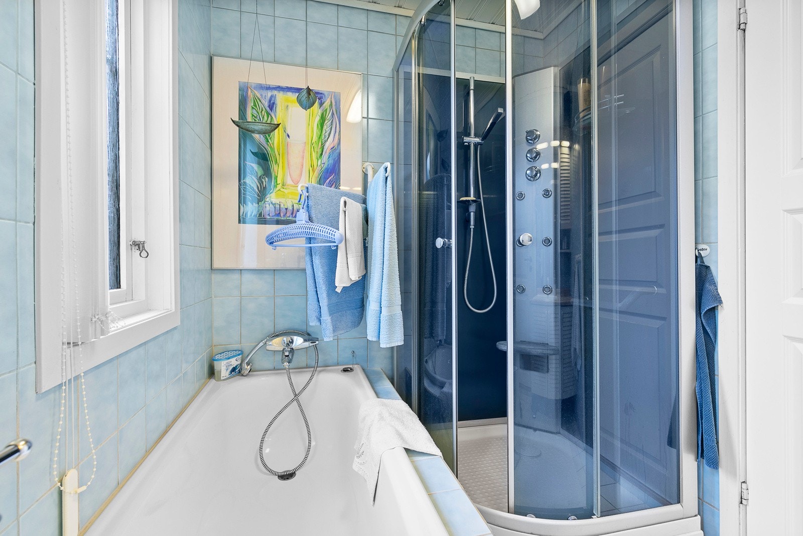 Badet har både badekar og dusjkabinett. Galleribilde
