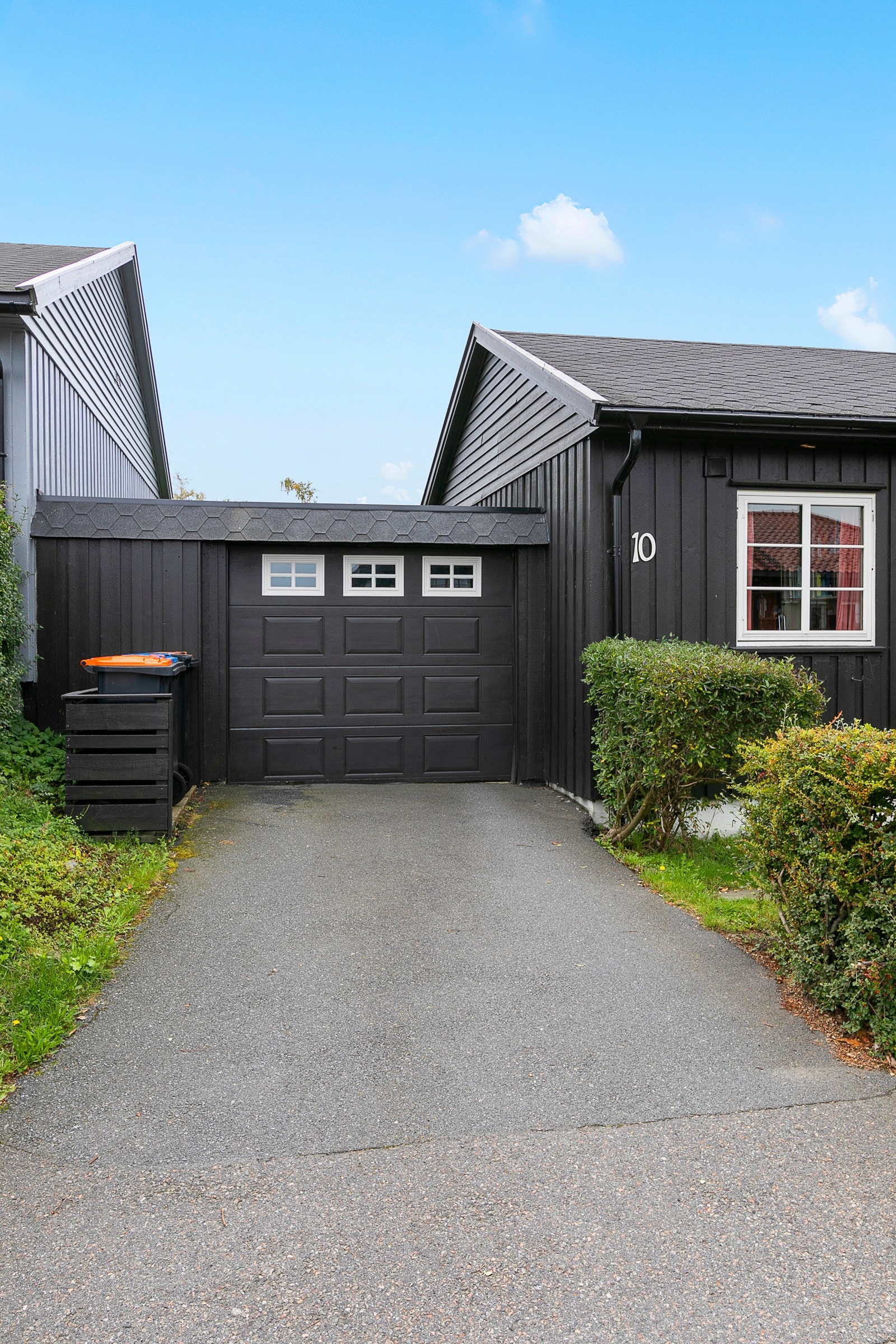Parkering i garasje og biloppstillingsplass i egen gårdsplass. Det er montert elbillader. Galleribilde