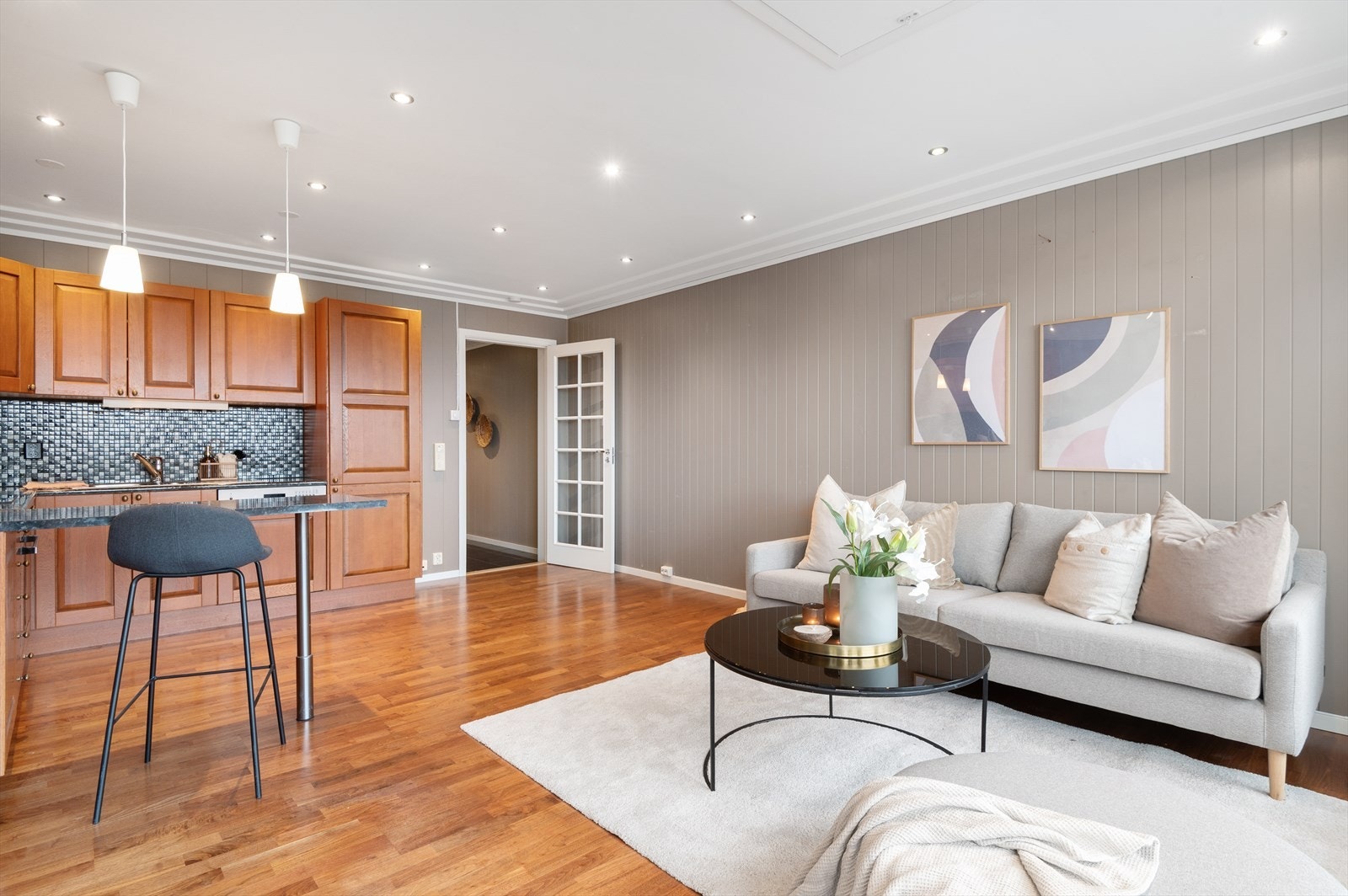 De rause vindusflatene sørger for rikelig med naturlig lysinnslipp, som gir en lys og luftig atmosfære. Galleribilde