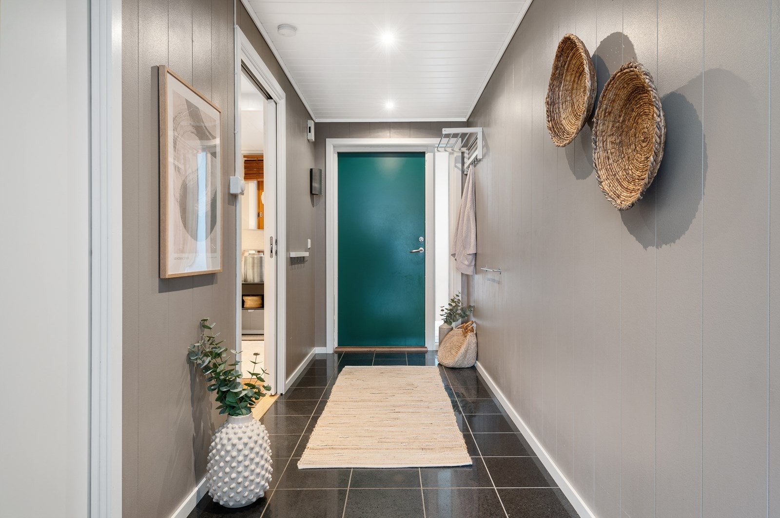 Når man kommer inn i boligen trer man inn i en romslig entré på 7,5m². Her er det god plass til oppbevaring. Galleribilde