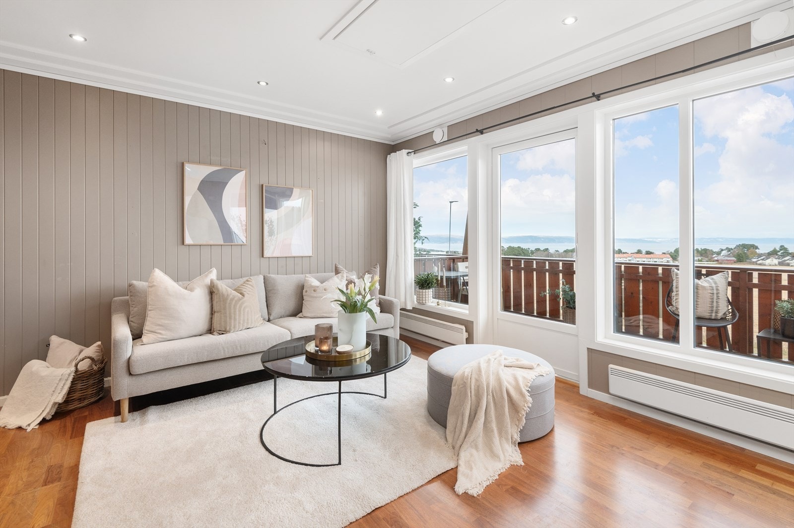 Velkommen til Jonsvannsveien 433L - en innbydende og romslig 3-romsleilighet beliggende i naturskjønne fredelige omgivelser på Jakobsli. Galleribilde