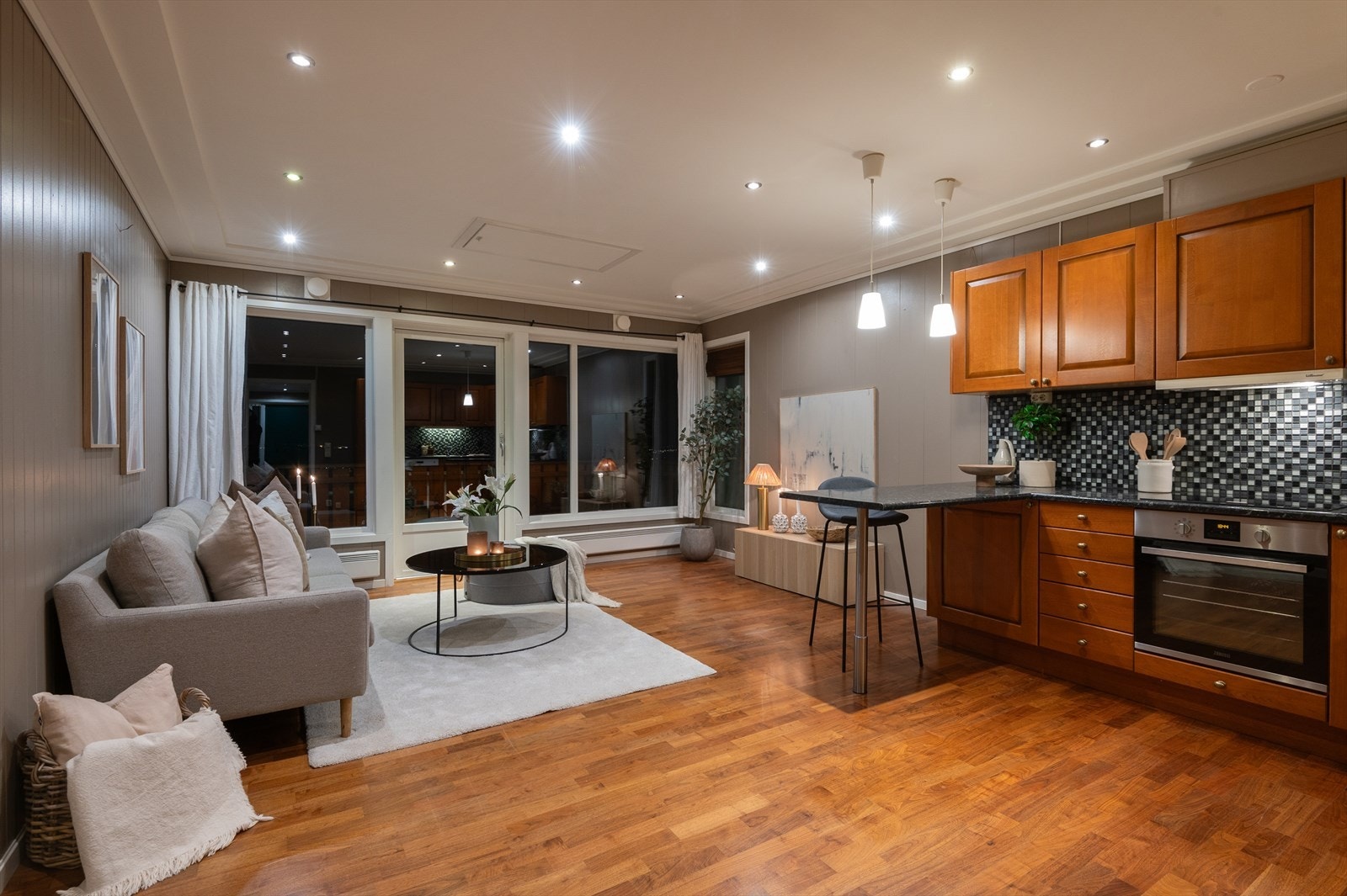 Leiligheten har en åpen stue- og kjøkkenløsning som strekker seg over 25m². Galleribilde