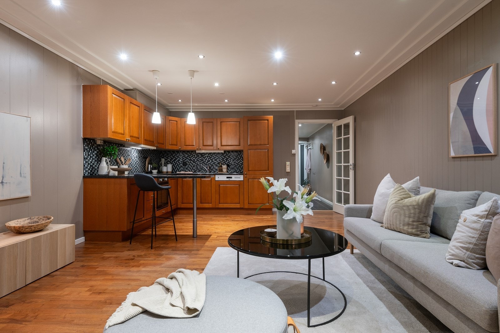 Kjøkkenet er av usedvanlig god størrelse, og gir rikelig med skap- og benkeplass. Galleribilde