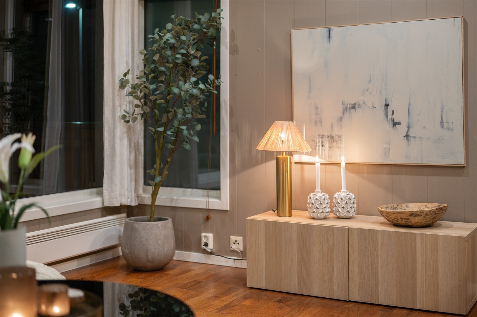 Felleskostnadene er på 8 928,- per mnd, og inkluderer nedbetaling av fellesgjeld, TV, internett, felles byggforsikring mm. Galleribilde