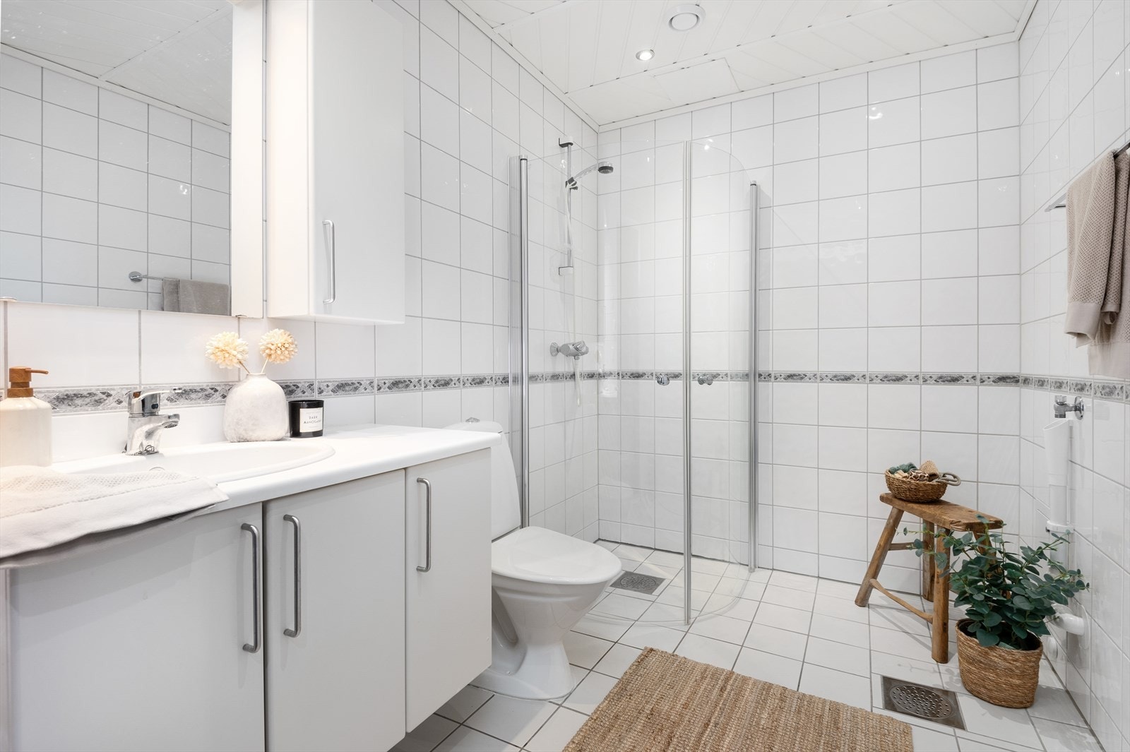 Baderommet er av romslig størrelse, på 5m². Her får du kvaliteter som gulvvarme, innfellbare dusjdører, opplegg for vaskemaskin mm. Galleribilde