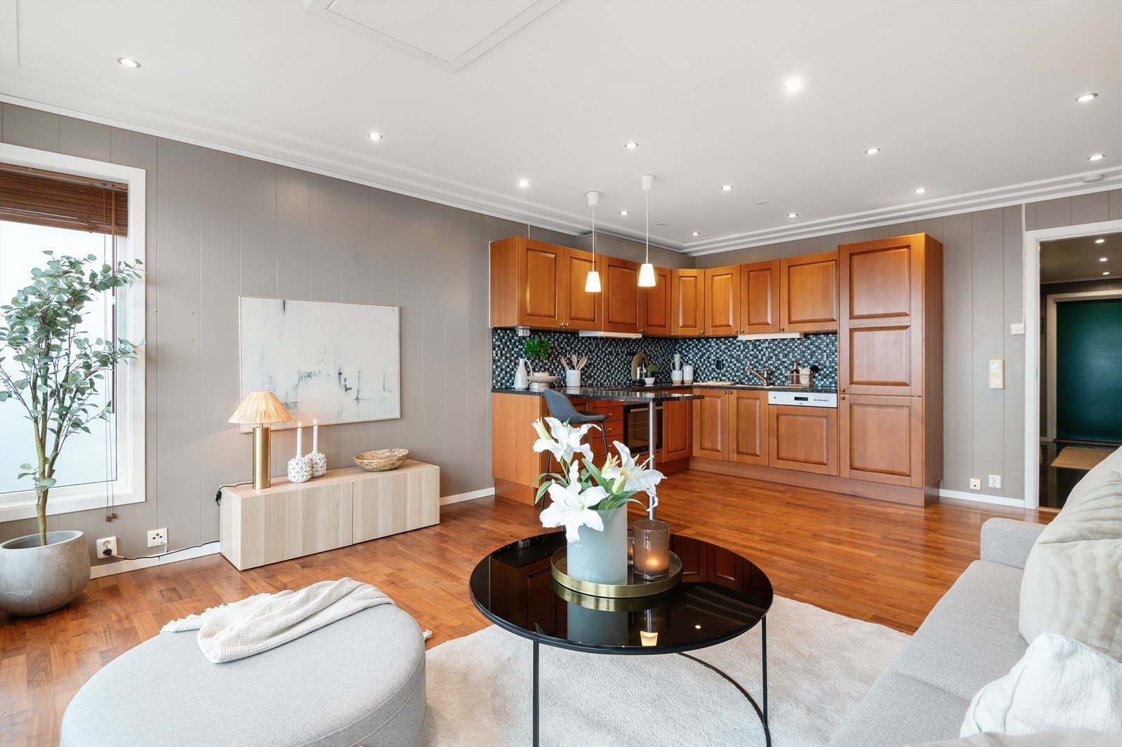 Det er etablert loft for ekstra oppbevaring, samt satt inn dimbare spotter i tak for behagelig belysning. Galleribilde