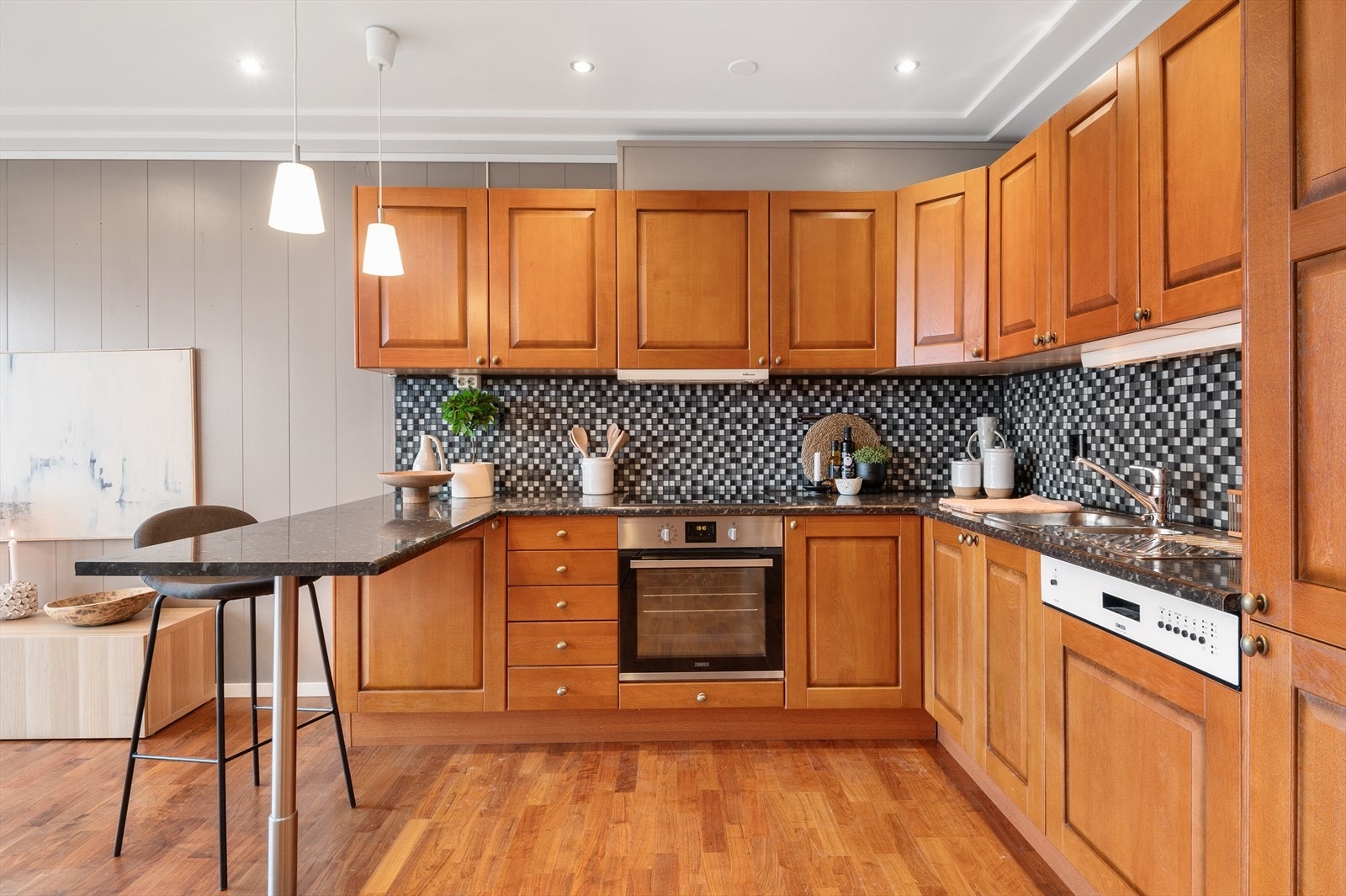 Kjøkkenet er vurdert til tilstandsgrad 1 av takstmann, og anses dermed å være i god stand. Galleribilde