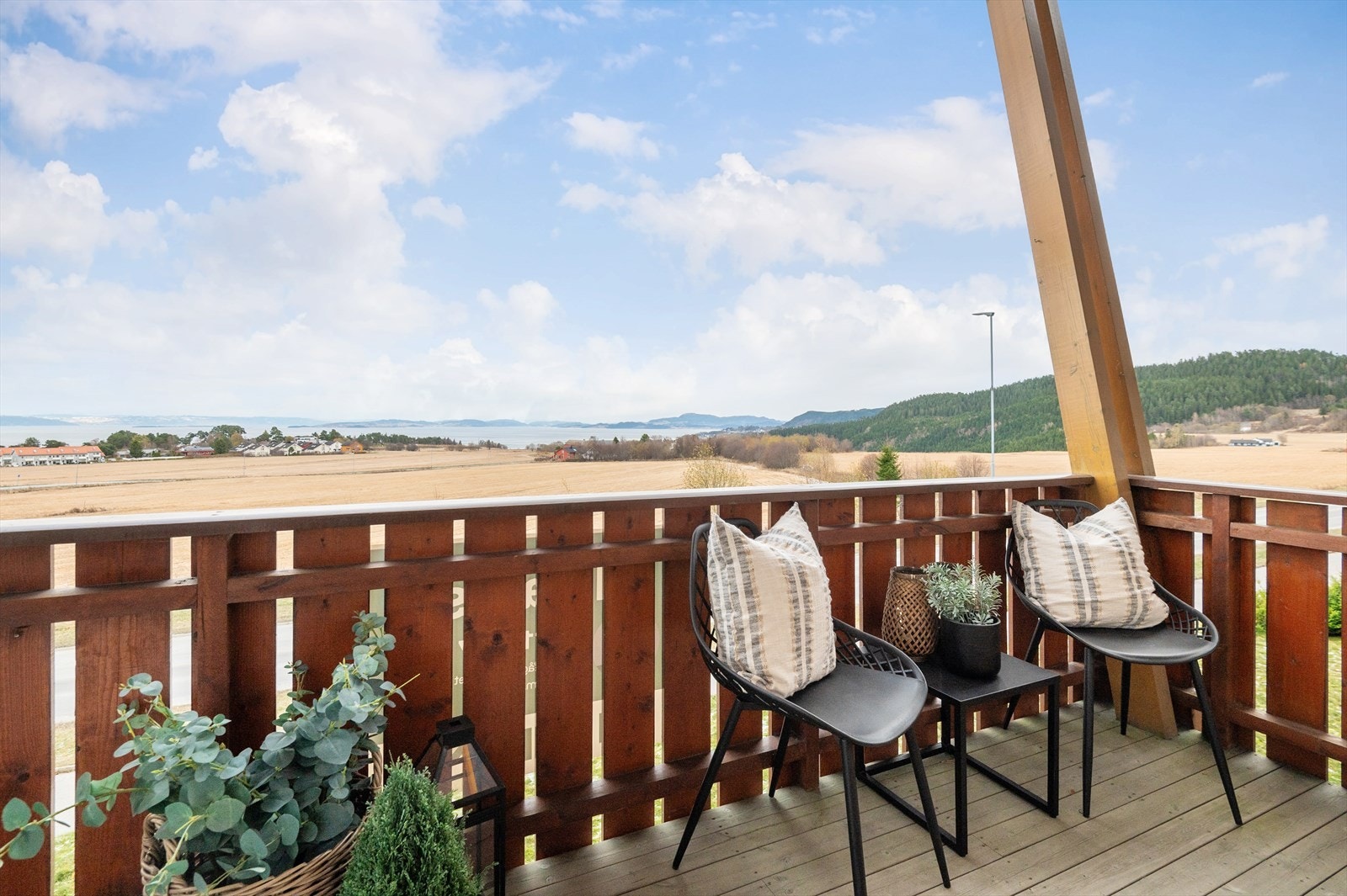 Det er felles biloppstillingsplass like utenfor inngangsdøren. Galleribilde