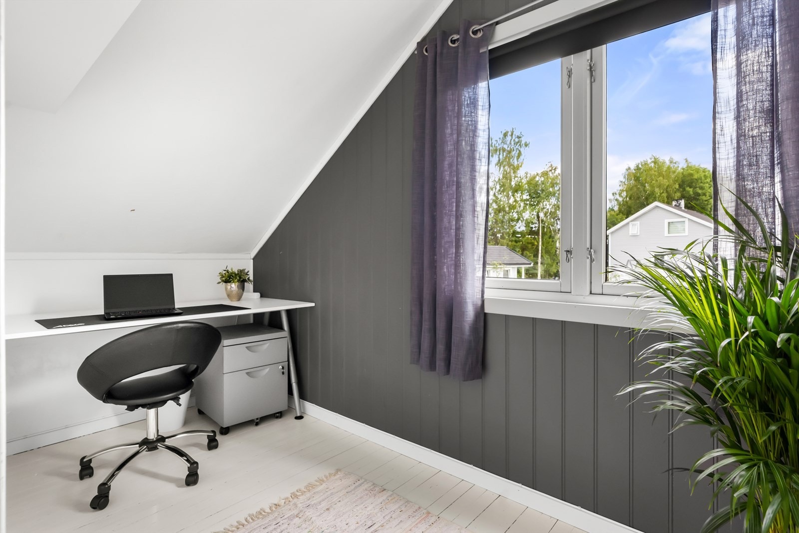 Etasjen rommer også et praktisk arbeidsrom/kontor med plass til skrivebord mm. Galleribilde