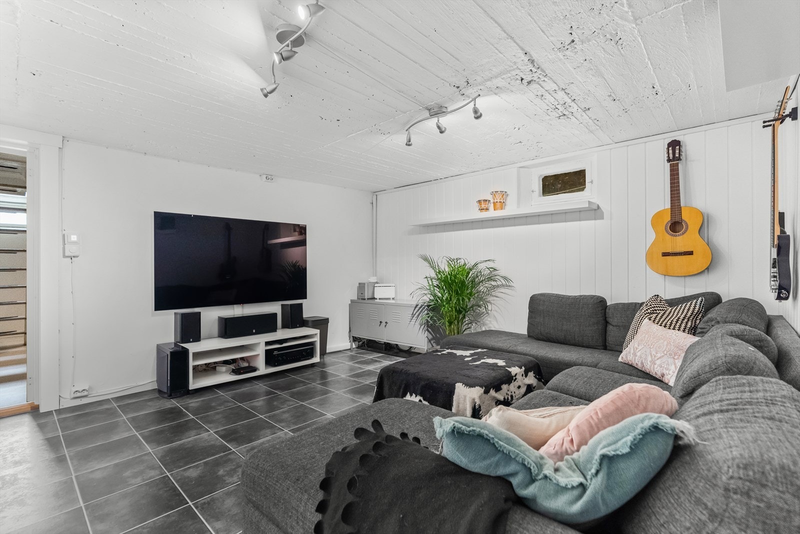 I allrommet er det blitt innredet med sofa, tv-møbel og øvrig innredning. Galleribilde