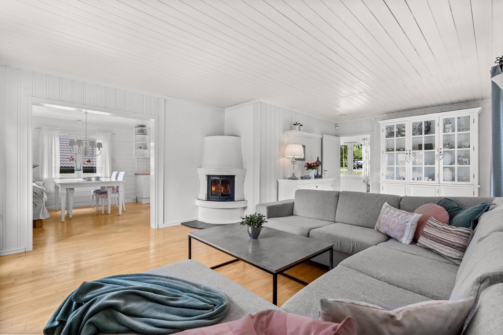 Boligen har en familievennlig planløsning, med stor stue i 1. etasje. Galleribilde