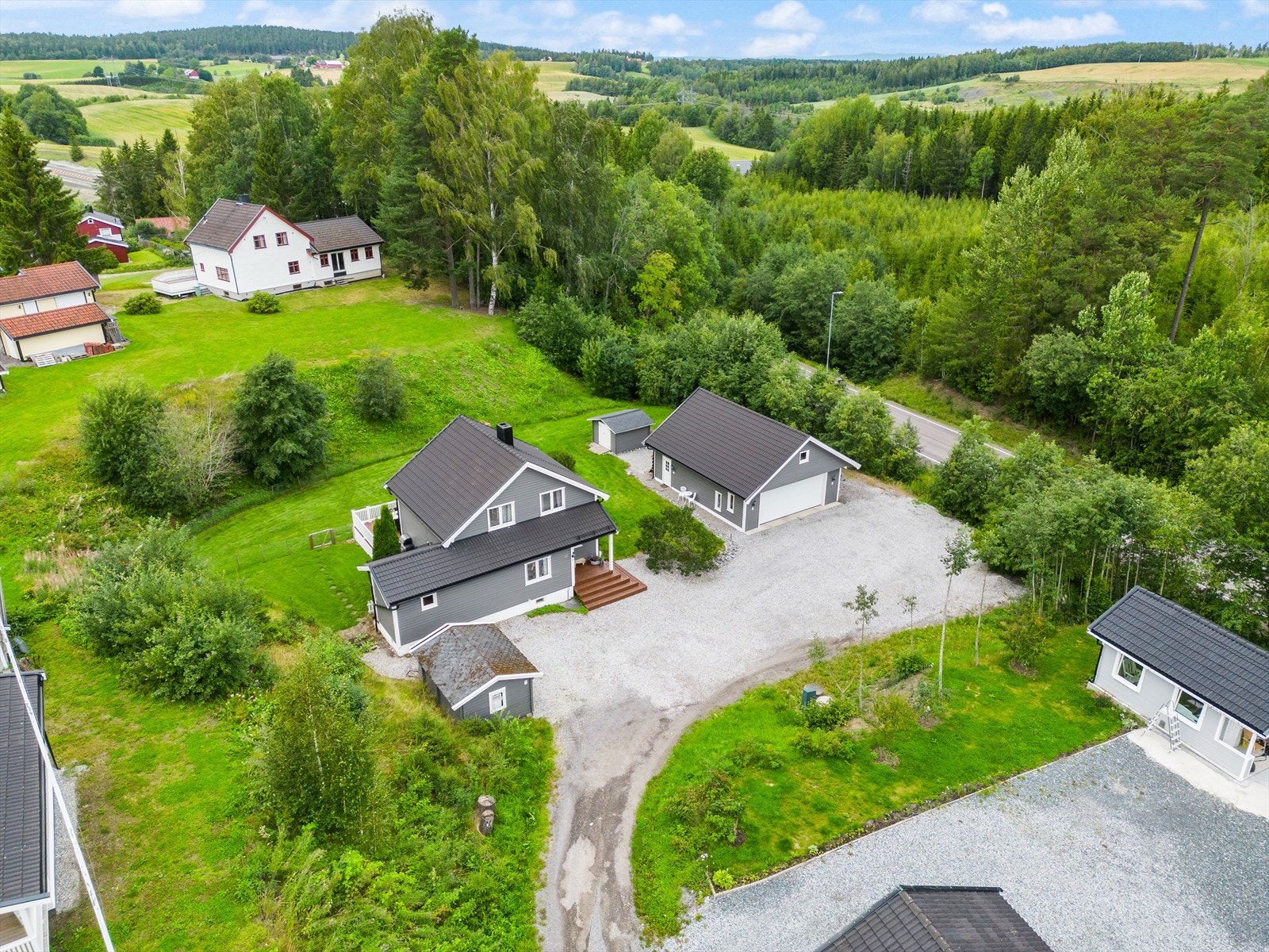 Boligen ligger i et landlig og barnevennlig område med nærhet til skole, barnehage og offentlig kommunikasjon. Galleribilde