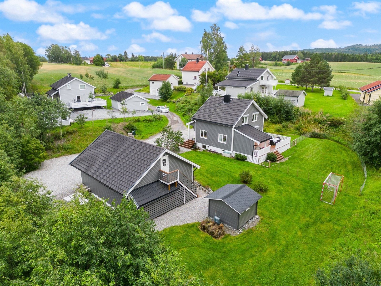 Tomten er opparbeidet med plen, beplantning samt singlet gårdsplass. Galleribilde