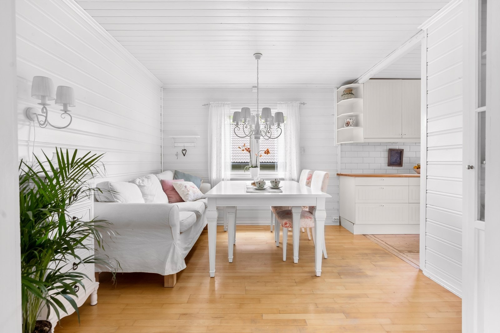 Det er god plass til stort spisebord i egen stue vendt mot kjøkkenet. Galleribilde