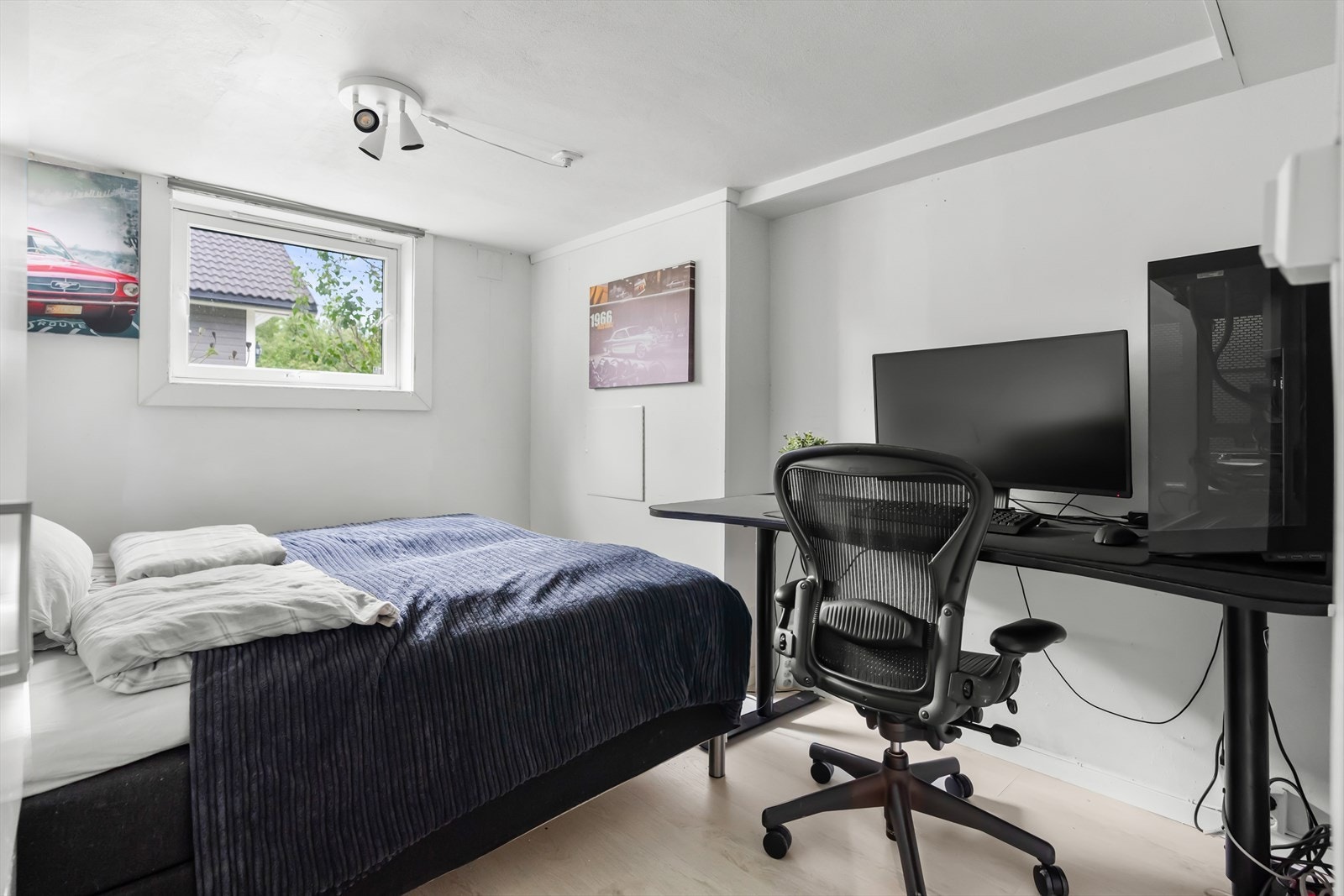 Her er det plass til seng, nattbord, garderobe og evt. skrivebord. Galleribilde