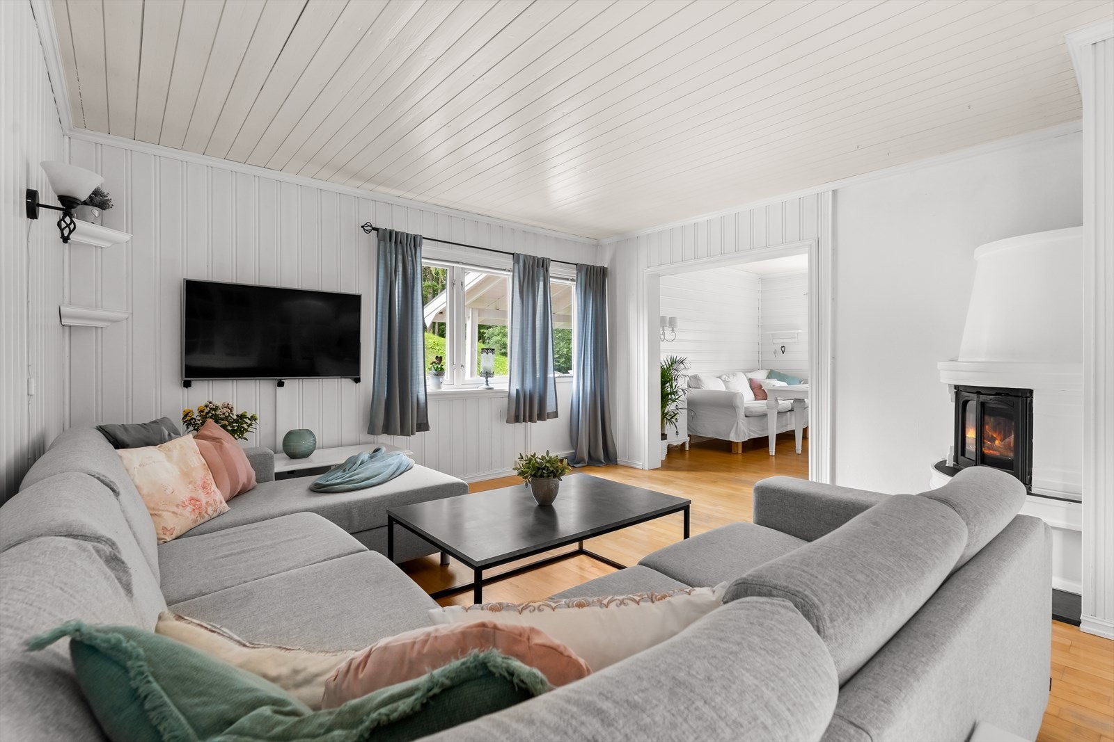 Stuen i 1. etasje er av god størrelse, med store vindusflater som slipper inn rikelig med naturlig lys. Rommet har god plass til stor sofaseksjon, tv-bord og øvrig innredning. Galleribilde
