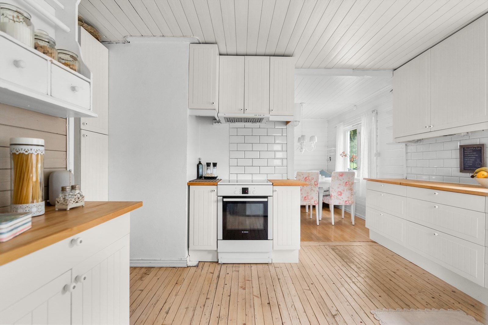 Det er montert en IKEA-innredning fra ca. 2000 med hvite profilerte fronter, samt heltre benkeplate med nedfelt benkebeslag og ett-greps blandebatteri. Galleribilde